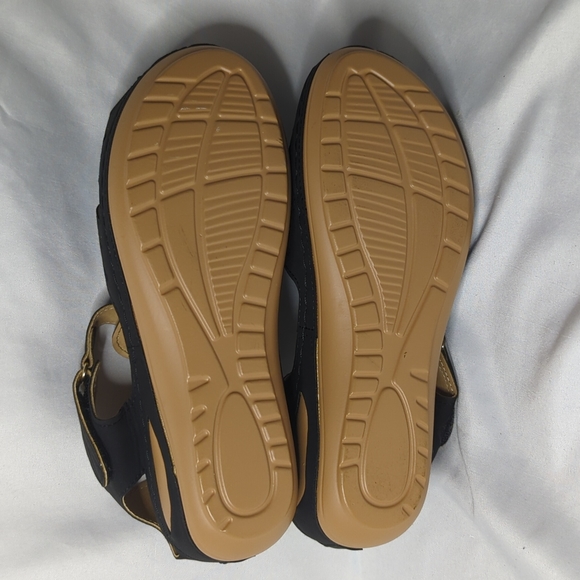 Black Lightweight Sandal - Picture 12 of 12